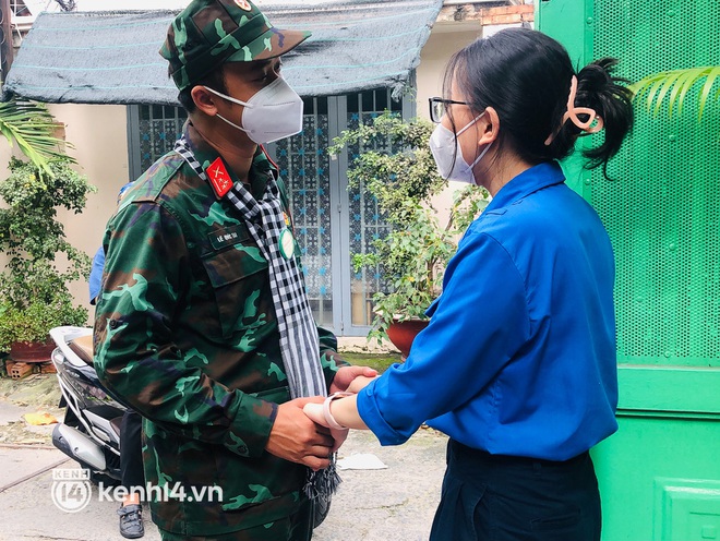 Chùm ảnh: Bộ đội bịn rịn vẫy tay tạm biệt người dân để trở về sau 2 tháng hỗ trợ TP.HCM chống dịch - Ảnh 11.