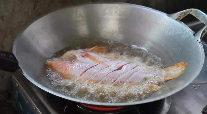 Không phải rửa muối hay rượu, cá ngâm vào thứ nước này nấu mềm ngon đậm đà, thịt thơm chắc, không nát, không tanh - Ảnh 5.