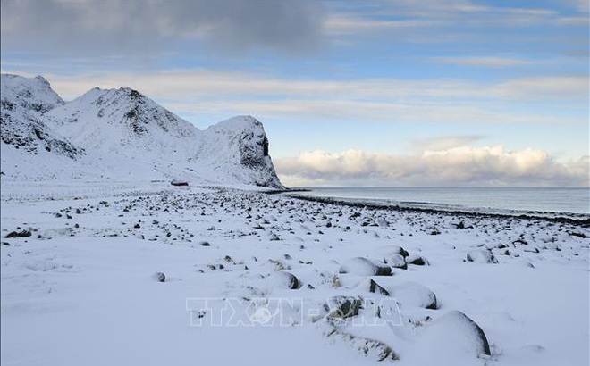 Tuyết bao phủ tại đảo Lofoten, Bắc Cực. Ảnh tư liệu: AFP/TTXVN