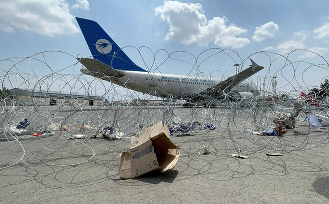 Quá trình sơ tán ở sân bay Kabul đầy hỗn loạn. Ảnh: Reuters