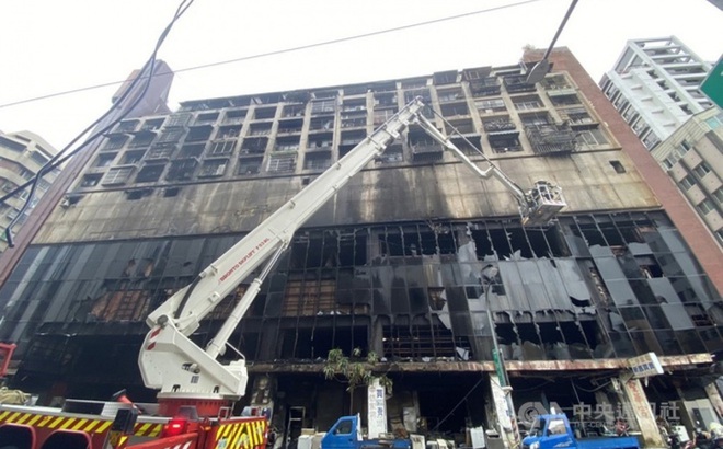 Hiện trường vụ cháy tòa chung cư ở Cao Hùng vào rạng sáng 14/10. Ảnh: Focus Taiwan.