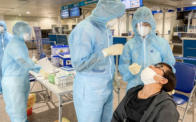 Nhân viên y tế lấy mẫu cho người dân ở sân bay.