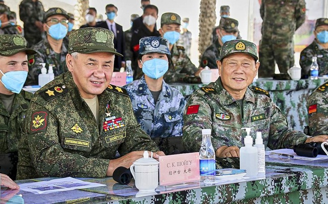 Bộ trưởng Quốc phòng Nga Sergei Shoigu (trái) và Bộ trưởng Quốc phòng Trung Quốc Ngụy Phượng Hòa theo dõi cuộc tập trận chung ngày 13/8/2021. Ảnh: AP