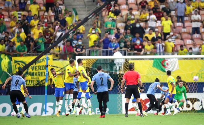 Neymar che mờ Suarez - Cavani, Brazil đại thắng Uruguay - Ảnh 1.