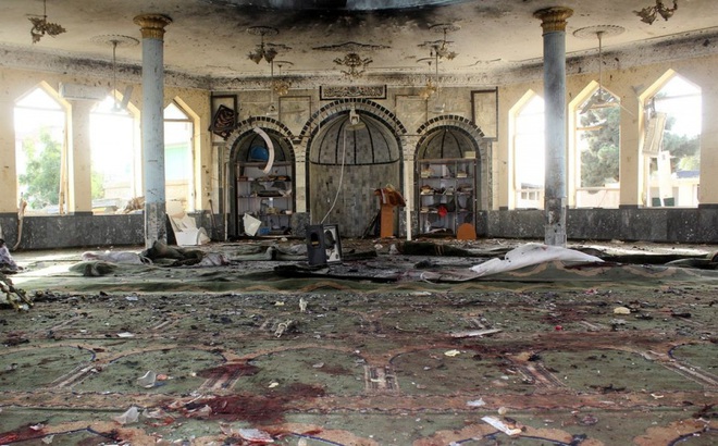Hiện trường Nhà thờ Hồi giáo sau vụ nổ ở Kunduz, Afghanistan ngày 8/10/2021. Ảnh: Reuters