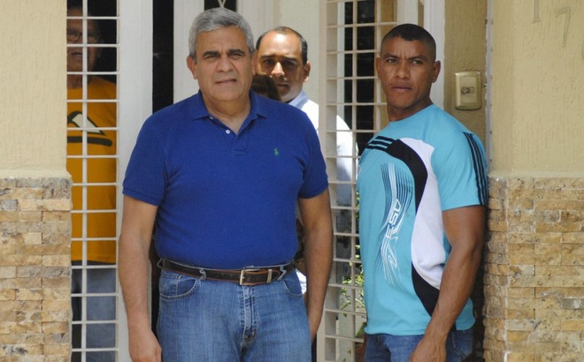 Cựu Bộ trưởng Quốc phòng Venezuela - Raul Baduel (giữa). Ảnh: Reuters