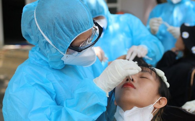 Nhân viên y tế lấy mẫu cho người dân ở Hà Nội.