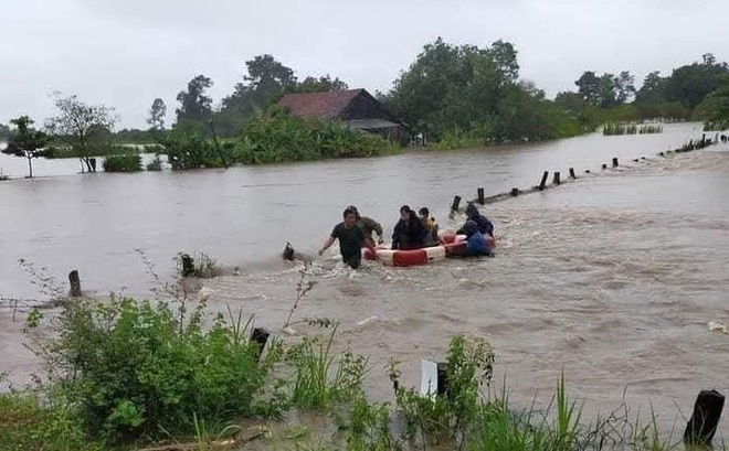 Lực lượng chức năng đưa những người dân ở khu vực bị ngập sâu ra khỏi vùng nguy hiểm