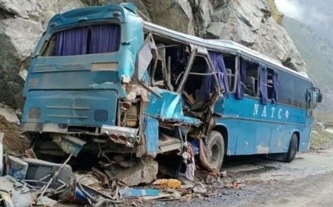 Chiếc xe buýt chở các kỹ sư Trung Quốc bị đánh bom. Ảnh: ANI
