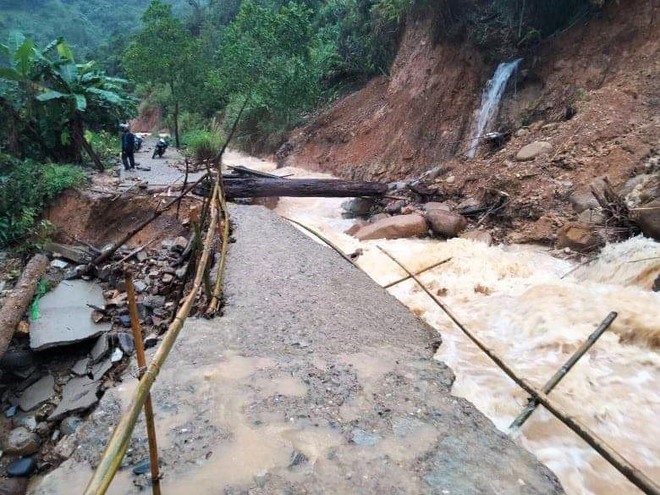 Miền Trung mưa bão dữ dội, nhiều người mất tích, lốc xoáy hàng chục nhà tốc mái - Ảnh 10.