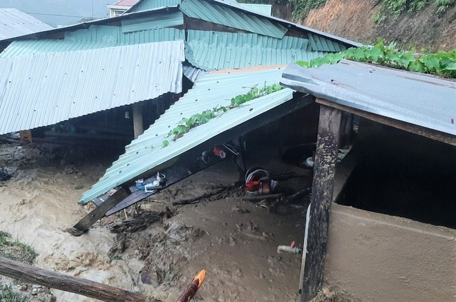 Miền Trung mưa bão dữ dội, nhiều người mất tích, lốc xoáy hàng chục nhà tốc mái - Ảnh 7.