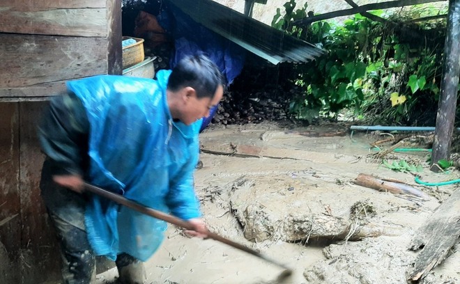 Miền Trung mưa bão dữ dội, nhiều người mất tích, lốc xoáy hàng chục nhà tốc mái - Ảnh 8.