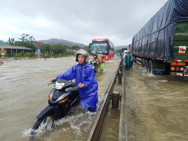 Miền Trung mưa bão dữ dội, nhiều người mất tích, lốc xoáy hàng chục nhà tốc mái - Ảnh 1.