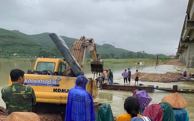 Miền Trung mưa bão dữ dội, nhiều người mất tích, lốc xoáy hàng chục nhà tốc mái - Ảnh 2.