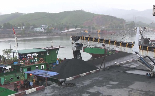 Phương tiện đến nhận than tại khu vực Cảng Làng Khánh do Công ty Tuyển than Hòn Gai quản lý.