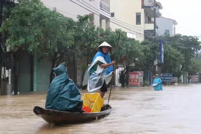 Hà Tĩnh - Quảng Bình: Nước lũ bủa vây, đã có 4 người chết và mất tích - Ảnh 2.