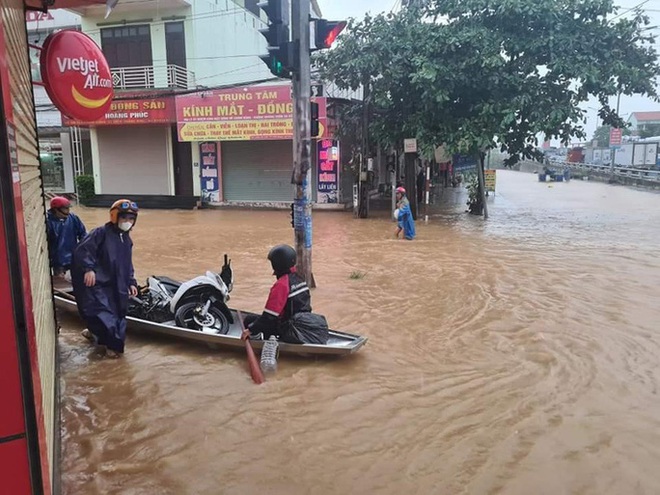 Hà Tĩnh - Quảng Bình: Nước lũ bủa vây, đã có 4 người chết và mất tích - Ảnh 14.