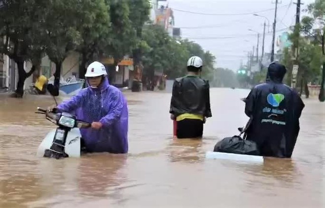 Hà Tĩnh - Quảng Bình: Nước lũ bủa vây, đã có 4 người chết và mất tích - Ảnh 18.