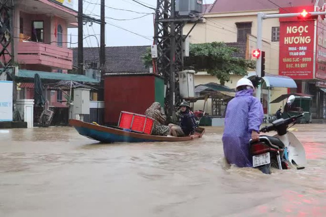 Hà Tĩnh - Quảng Bình: Nước lũ bủa vây, đã có 4 người chết và mất tích - Ảnh 3.