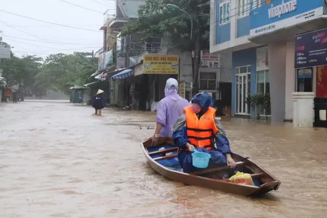 Hà Tĩnh - Quảng Bình: Nước lũ bủa vây, đã có 4 người chết và mất tích - Ảnh 7.