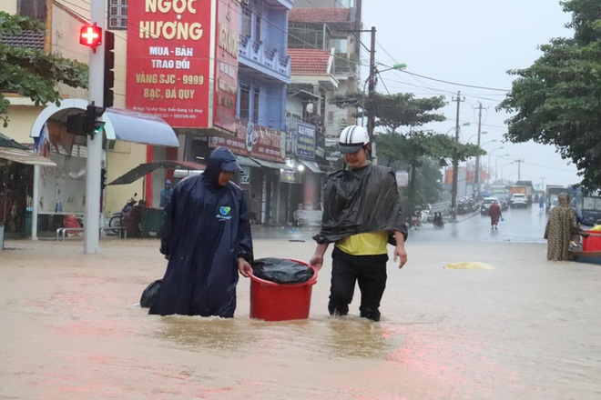 Hà Tĩnh - Quảng Bình: Nước lũ bủa vây, đã có 4 người chết và mất tích - Ảnh 9.