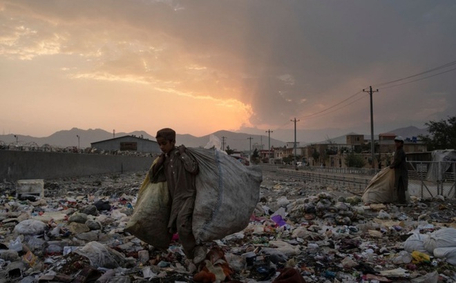 Thu thập chai nhựa để bán là một trong số ít công việc kiếm ra tiền ở Afghanistan (Ảnh: WSJ).