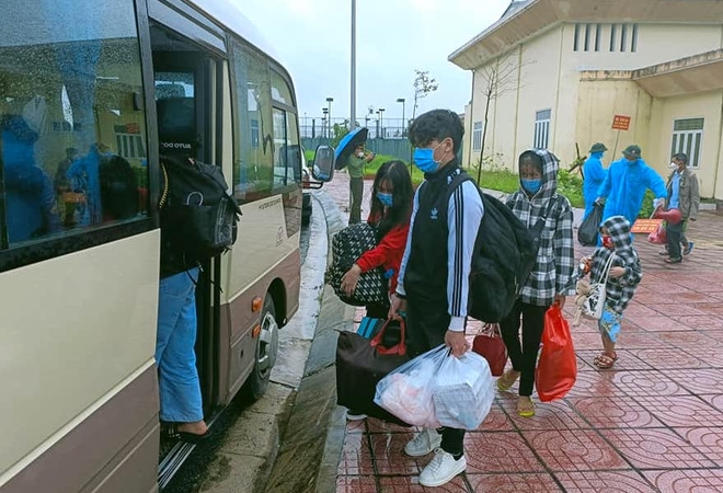 21 xe khách đưa hơn 500 học sinh và giáo viên mắc kẹt tại TP HCM về Hà Tĩnh - Ảnh 4.