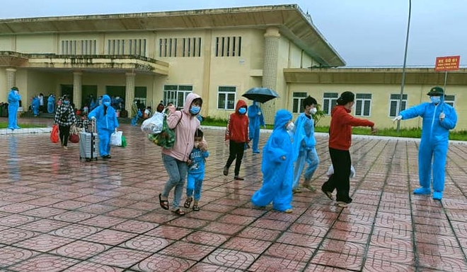 21 xe khách đưa hơn 500 học sinh và giáo viên mắc kẹt tại TP HCM về Hà Tĩnh - Ảnh 1.