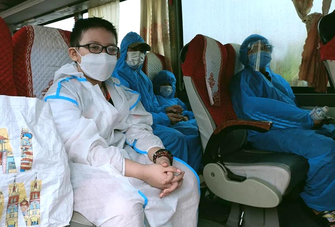21 xe khách đưa hơn 500 học sinh và giáo viên mắc kẹt tại TP HCM về Hà Tĩnh - Ảnh 7.