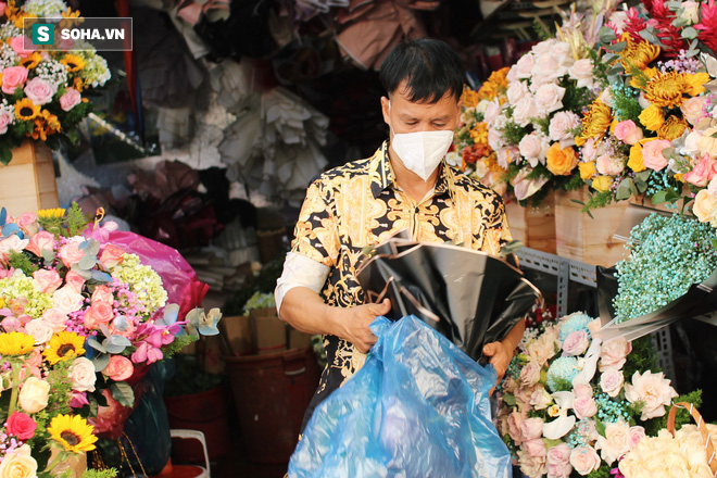 Tiểu thương chợ hoa ở TP.HCM: Tôi chưa bao giờ bó nhiều hoa tang đến thế, chỉ mong mất mát nguôi ngoai - Ảnh 1.