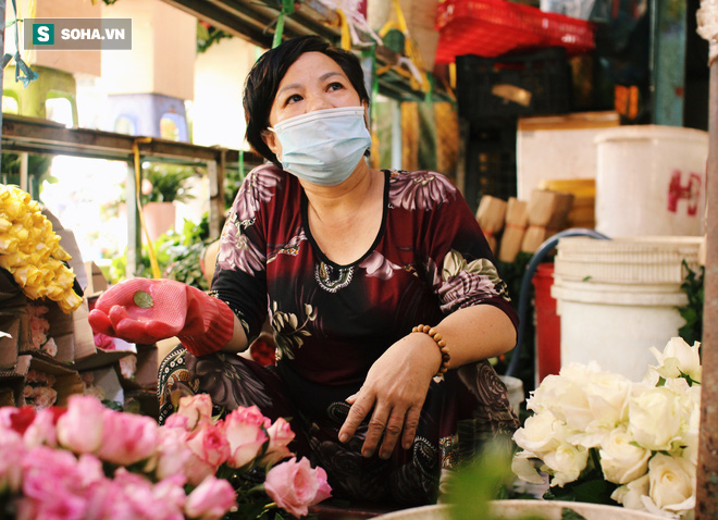 Tiểu thương chợ hoa ở TP.HCM: Tôi chưa bao giờ bó nhiều hoa tang đến thế, chỉ mong mất mát nguôi ngoai - Ảnh 5.