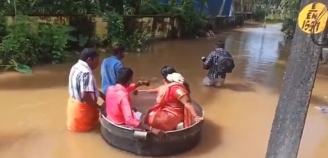 Cô dâu, chú rể... bơi nồi đến đám cưới ở Ấn Độ - Ảnh 1.