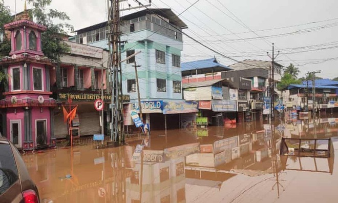 Cô dâu, chú rể... bơi nồi đến đám cưới ở Ấn Độ - Ảnh 2.