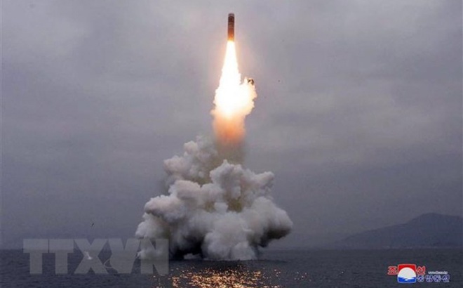 Tên lửa Pukguksong-3 của Triều Tiên được phóng thử nghiệm từ tàu ngầm ở ngoài khơi Vịnh Wonsan. (Ảnh: AFP/TTXVN)