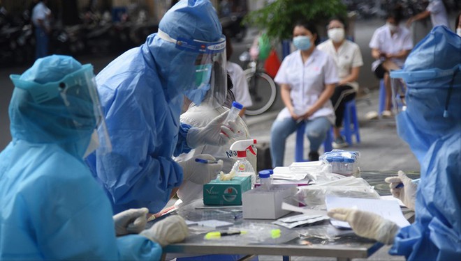 Bệnh viện Việt Đức đã ghi nhận 20 ca dương tính; Diễn biến mới nhất vụ đi ngân hàng về bị phạt 2 triệu vì ra đường không lý do chính đáng - Ảnh 1.