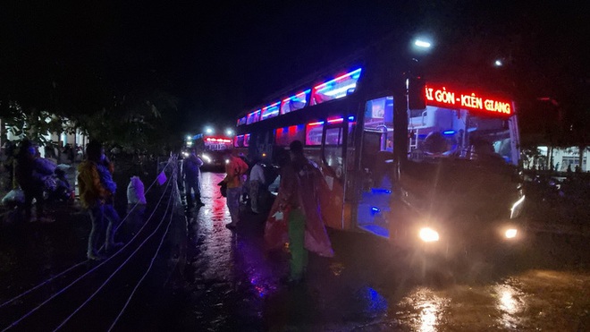 Trắng đêm đón công dân từ TP HCM và các tỉnh về quê miền Tây tự phát bằng xe máy - Ảnh 2.
