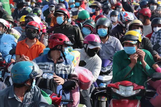Trắng đêm đón công dân từ TP HCM và các tỉnh về quê miền Tây tự phát bằng xe máy - Ảnh 13.