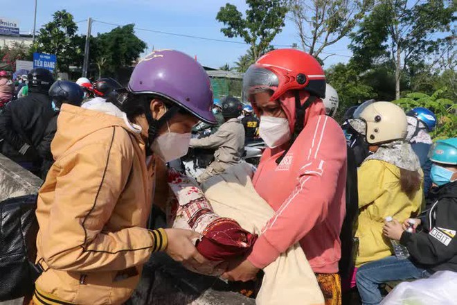 Trắng đêm đón công dân từ TP HCM và các tỉnh về quê miền Tây tự phát bằng xe máy - Ảnh 14.