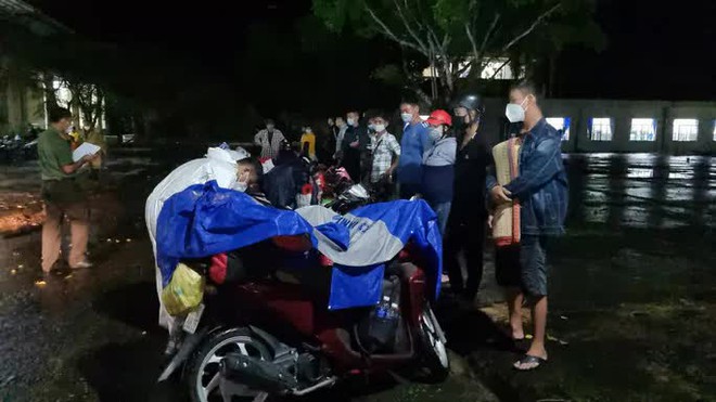 Trắng đêm đón công dân từ TP HCM và các tỉnh về quê miền Tây tự phát bằng xe máy - Ảnh 5.
