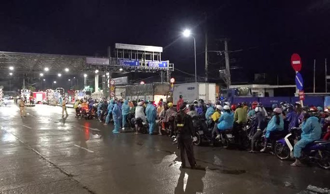 Trắng đêm đón công dân từ TP HCM và các tỉnh về quê miền Tây tự phát bằng xe máy - Ảnh 7.