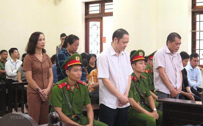 Các bị cáo trong vụ án gian lận điểm thi THPT Quốc gia năm 2018 tại Hà Giang trước giờ tuyên án. Ảnh: TTXVN