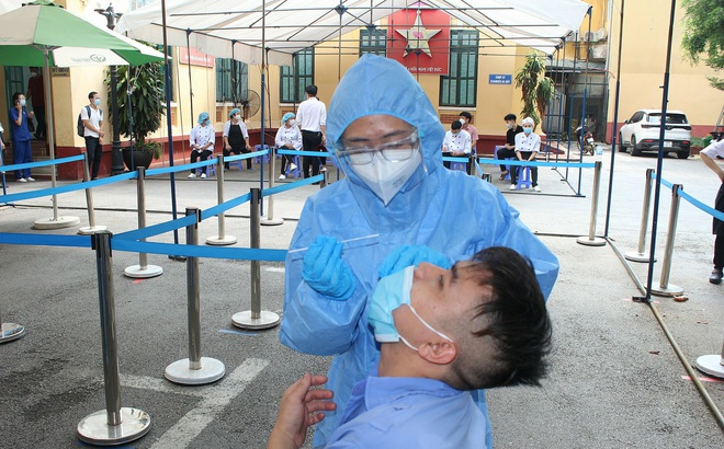 Nhân viên y tế lấy mẫu cho nhân viên của BV Việt Đức trong ngày 1/10. Ảnh: Lê Hảo.