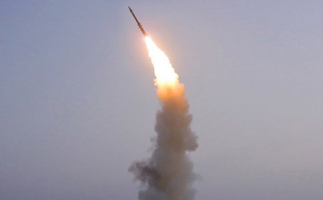 Triều Tiên phóng tên lửa phòng không mới phát triển hôm 30/9. (Ảnh: KCNA)