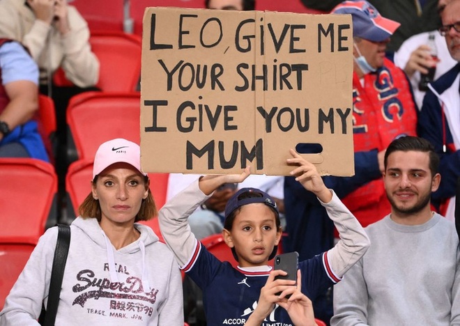 Fan nhí muốn đổi... mẹ của mình lấy áo đấu Messi - Ảnh 1.