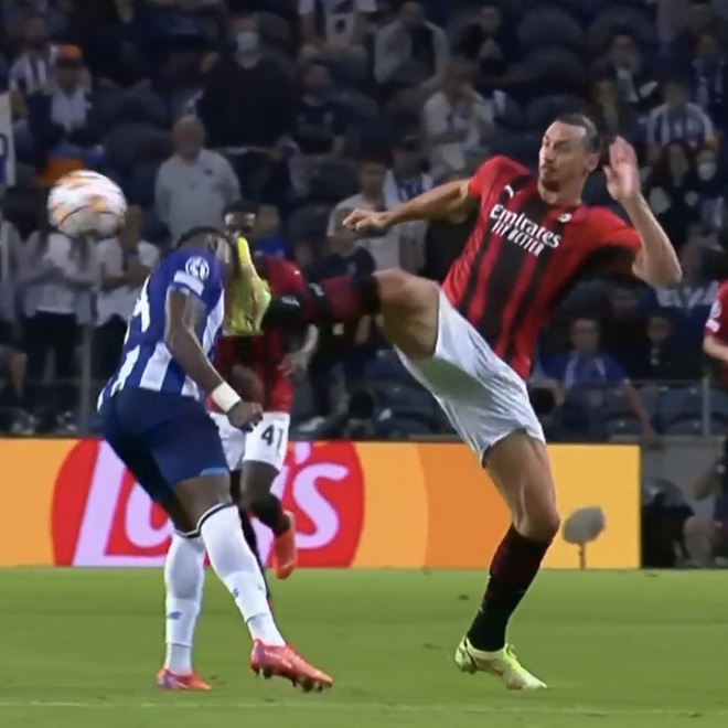 Ibrahimovic chơi cao chân khiến đối thủ chảy máu đầu, phải băng bó khắp trán - Ảnh 2.