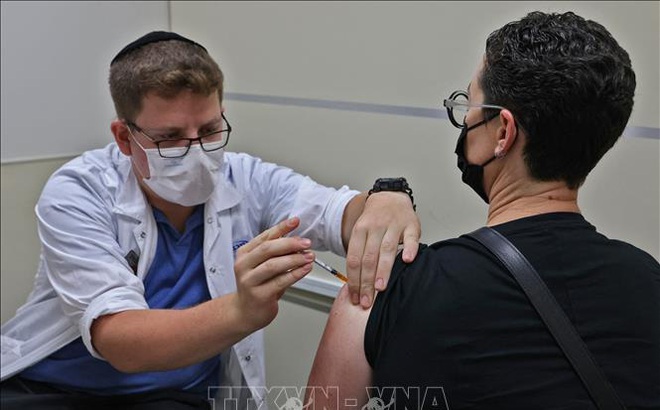 Nhân viên y tế Israel tiêm mũi thứ 3 vaccine ngừa COVID-19 của hãng Pfizer-BioNtech cho người dân tại Jerusalem, ngày 20/8/2021. Ảnh: AFP/TTXVN