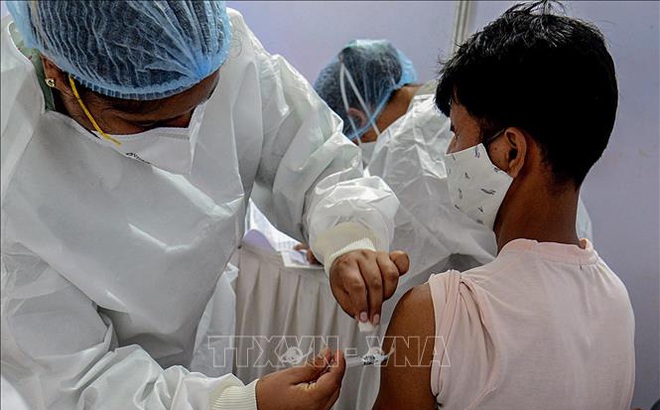 Nhân viên y tế tiêm vaccine ngừa COVID-19 Covaxin của Ấn Độ cho người dân tại Mumbai. Ảnh: AFP/TTXVN