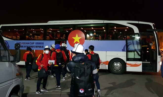 U23 Việt Nam chuẩn bị trang phục cực ấm để đối phó với thời tiết tại Kyrgyzstan - Ảnh 7.