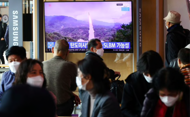 Người Hàn Quốc theo dõi vụ phóng thử tên lửa của Triều Tiên hôm 19/10. (Ảnh: Reuters)