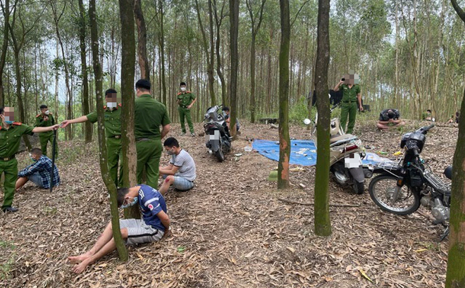 Ảnh minh họa công an phá sới bạc khủng trong rừng.